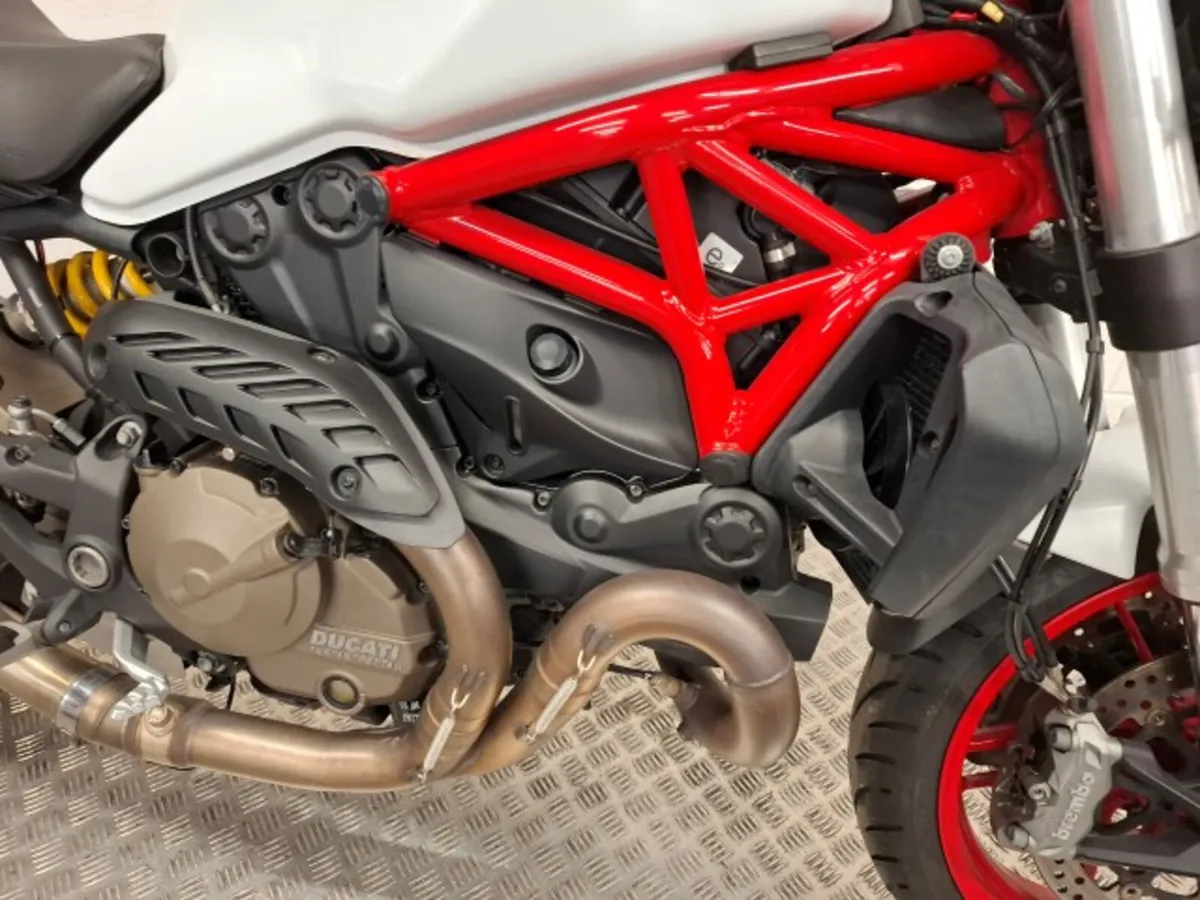 DUCATI Monster 821 2015 - Image 4