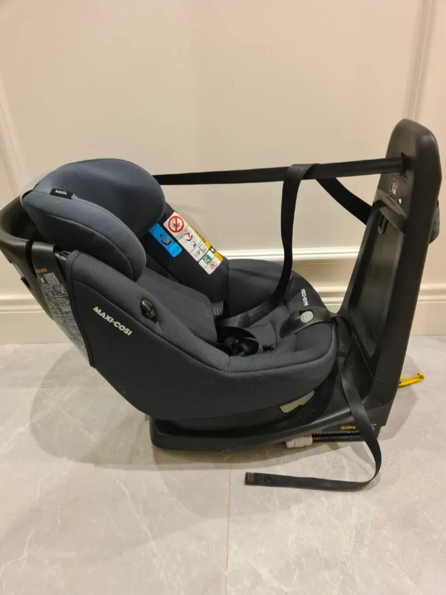 Child's car seat. - Image 1