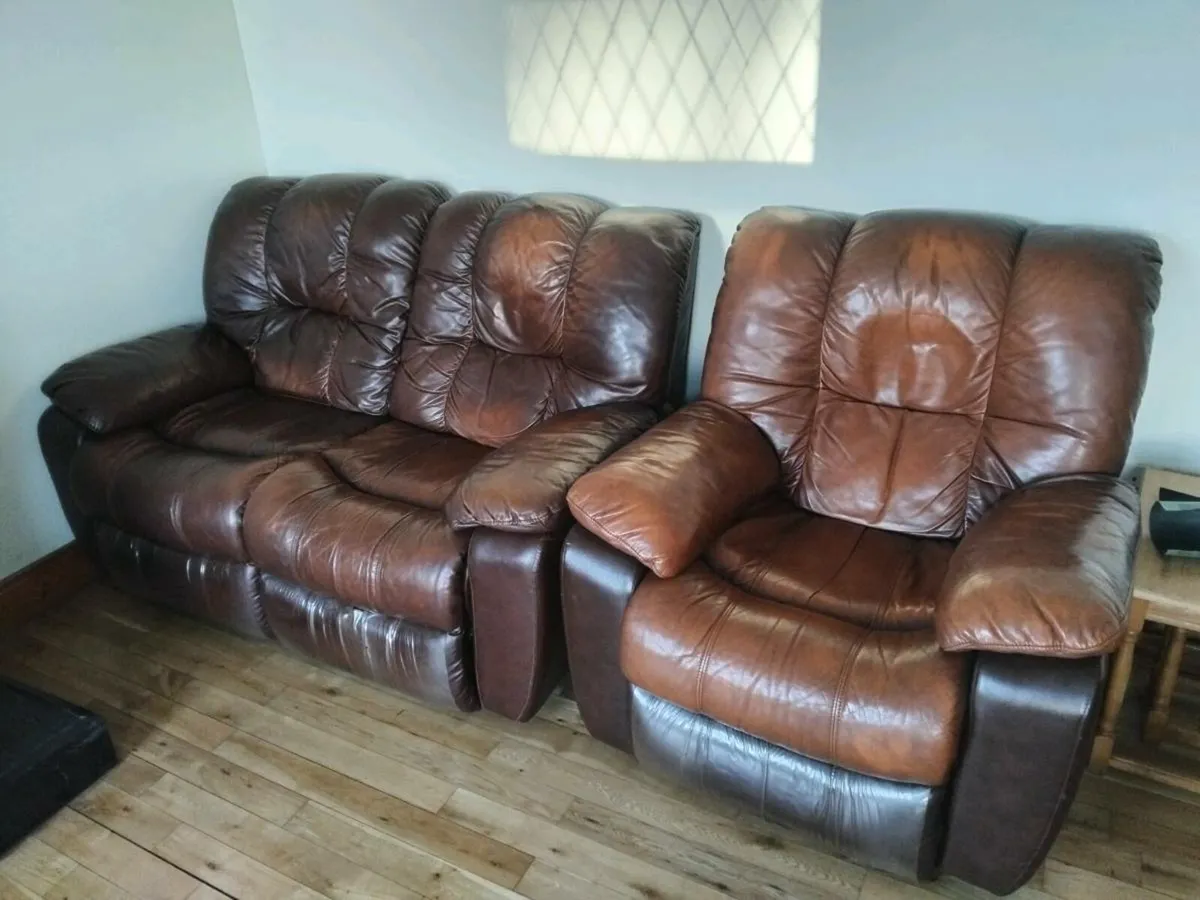 Leather reciling couch - Image 1