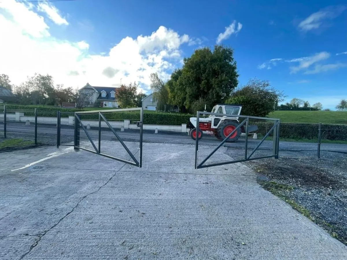 V mesh fencing panel,posts and gate - Image 3