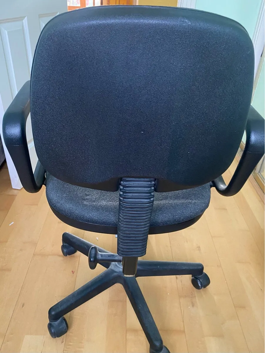 Office chair and desk - Image 1