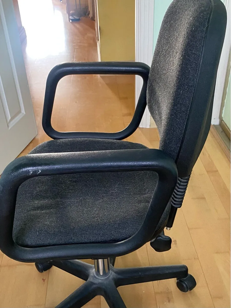Office chair and desk - Image 2