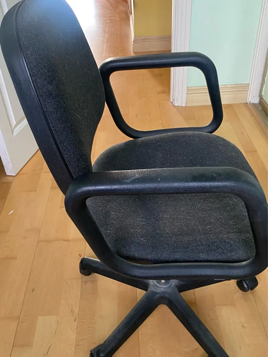 Office chair and desk - Image 4