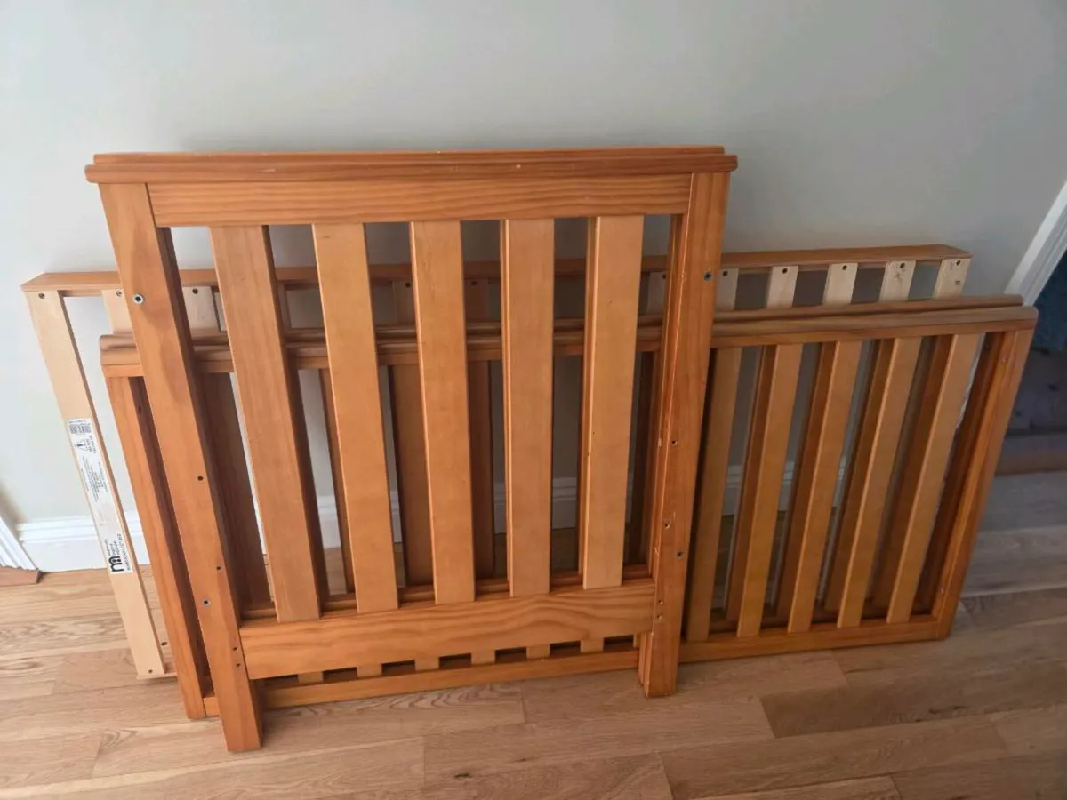 Baby's cot - Image 2