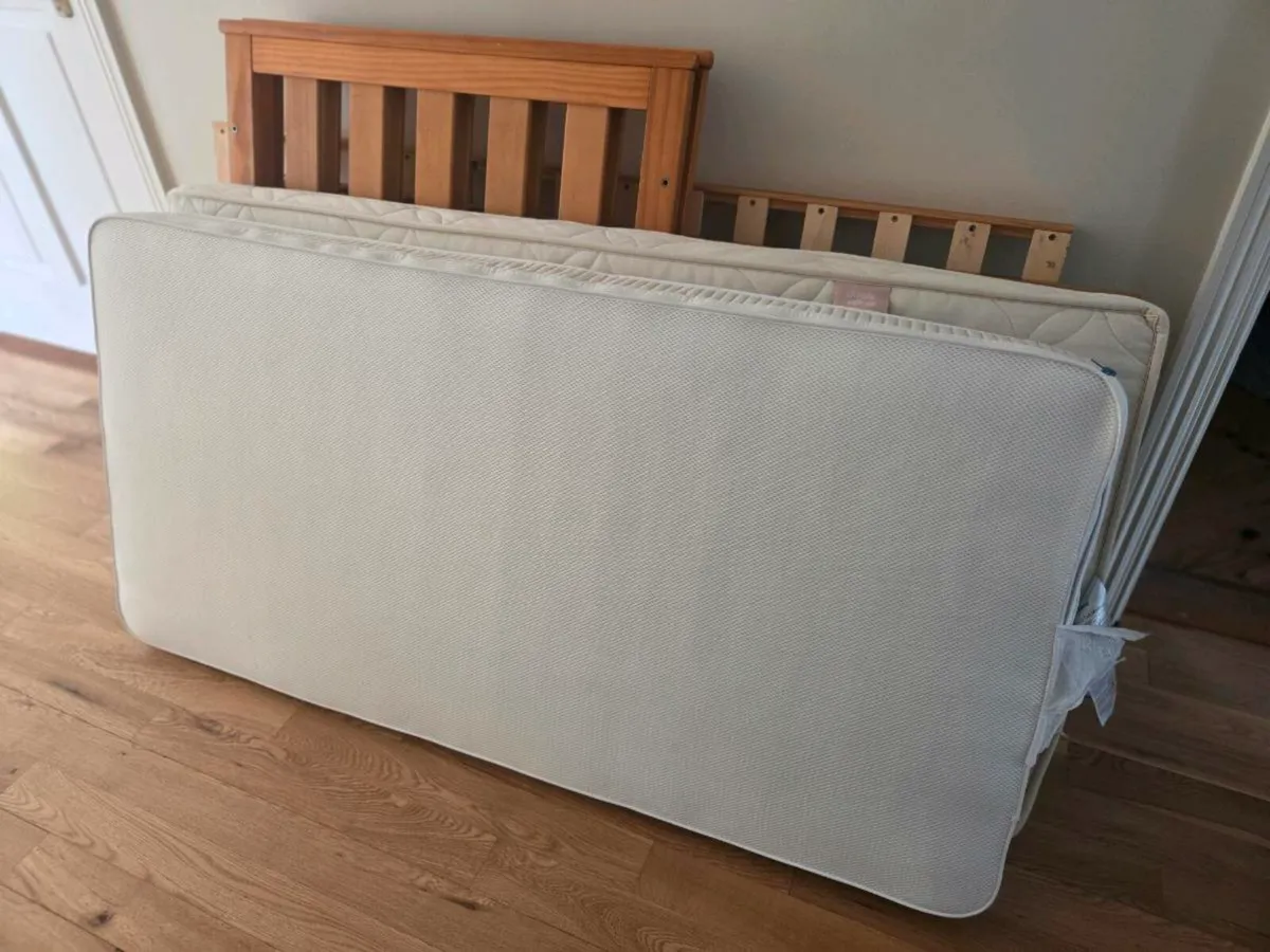 Baby's cot - Image 4