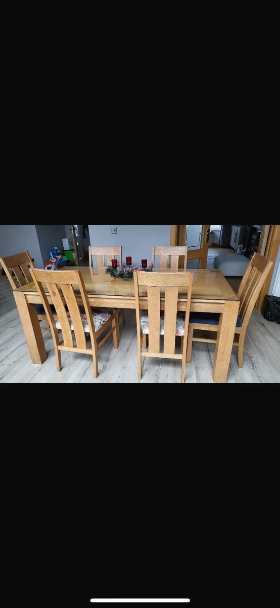 Table and chairs - Image 1