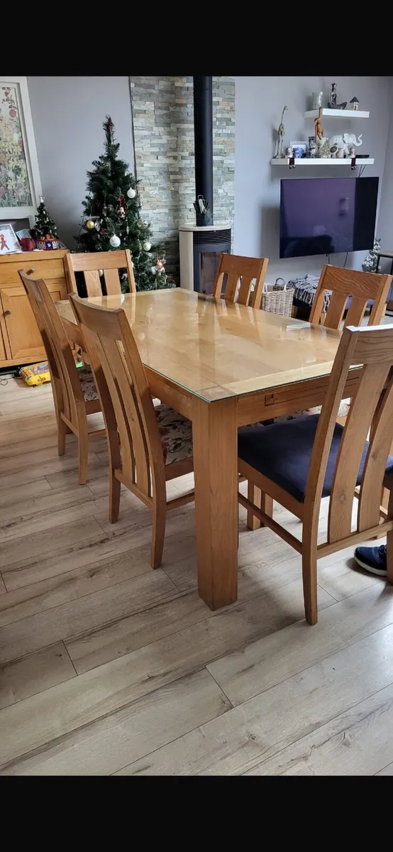 Table and chairs - Image 2