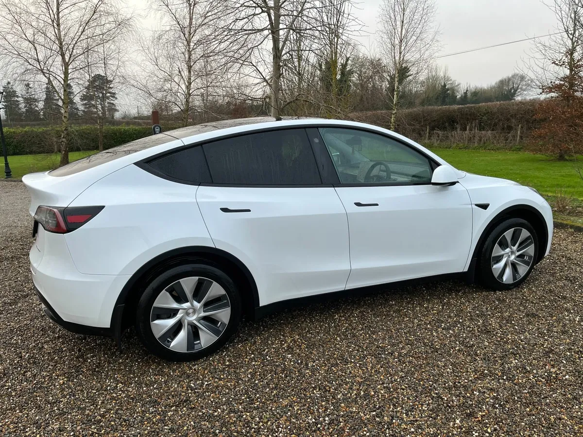 Tesla Model Y 2023 Dual Motor - Image 3