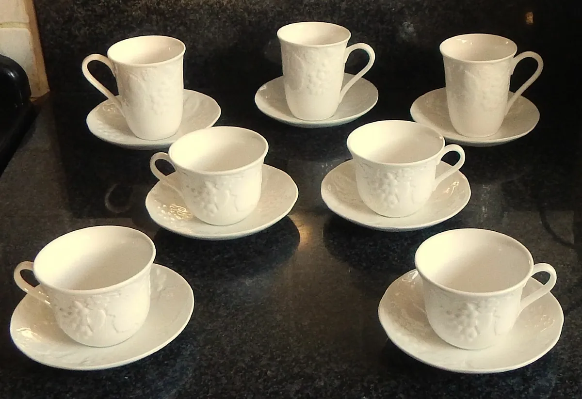 14 Pieces Wedgwood Bone China Strawberry & Vine - Image 1