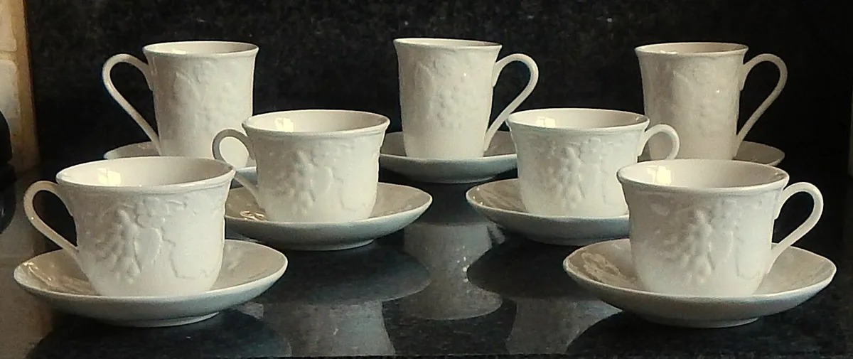 14 Pieces Wedgwood Bone China Strawberry & Vine - Image 2