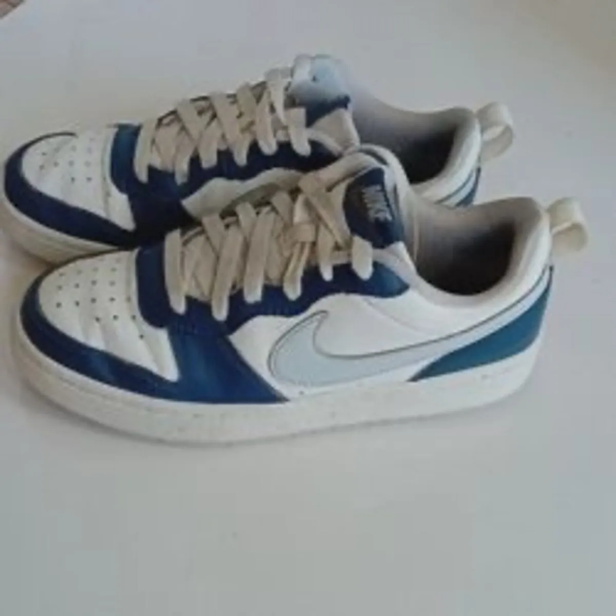 Boys NIKE size4 - Image 1