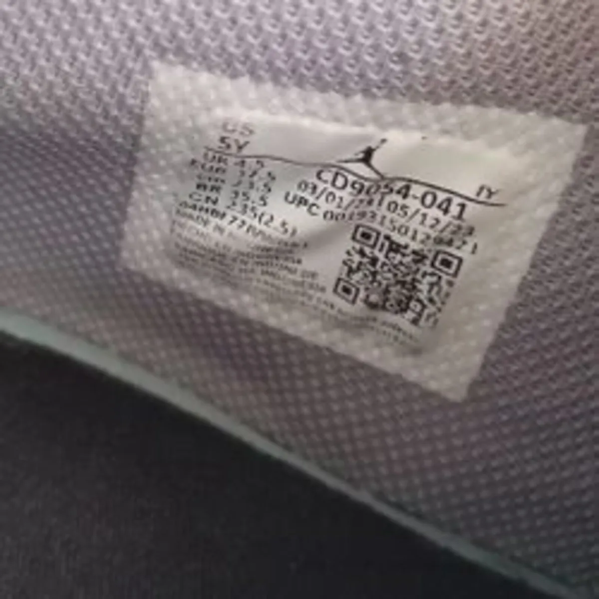 Boys NIKE size4 - Image 4