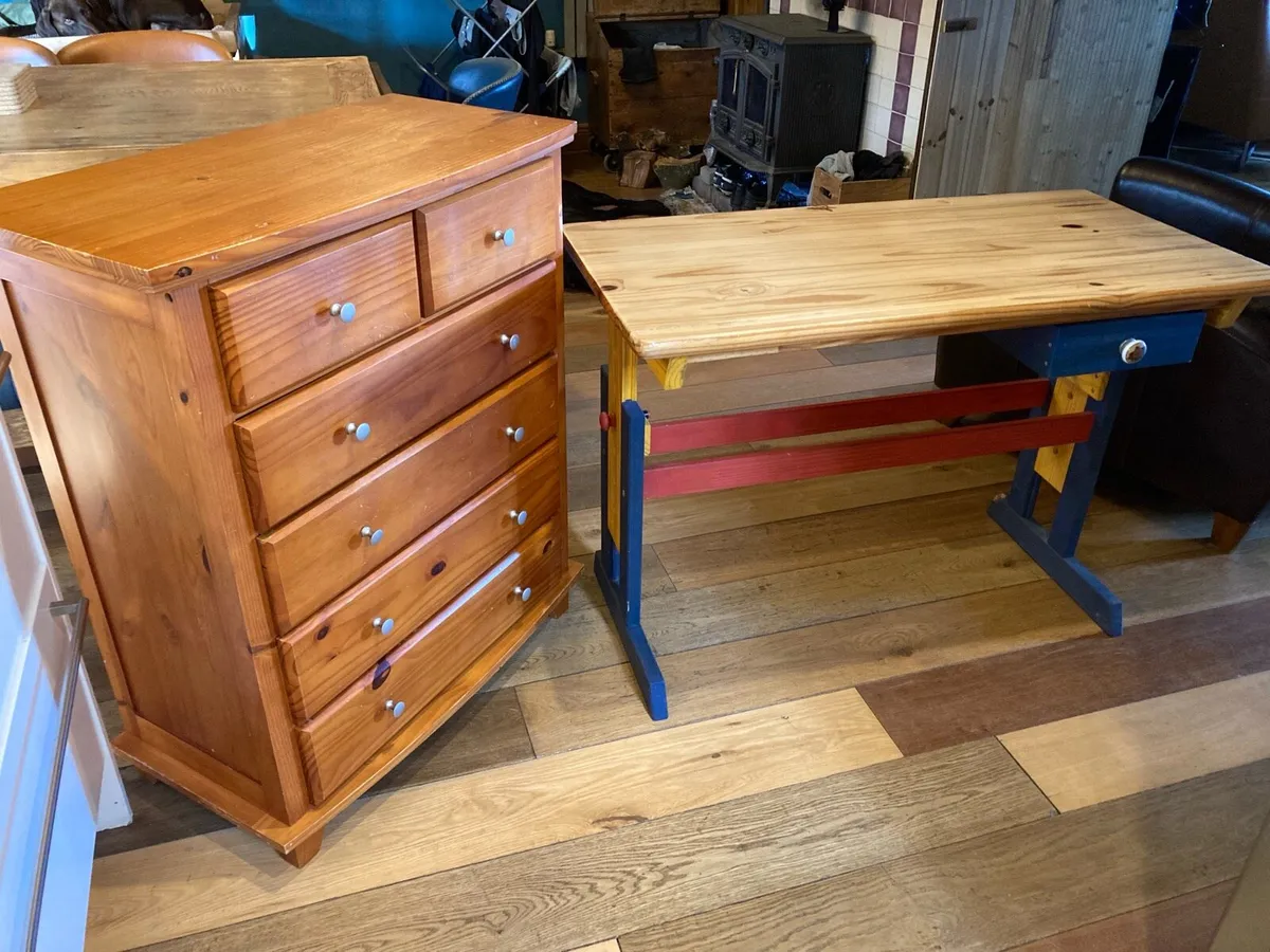 Chest of drawers + table €80 - Image 1