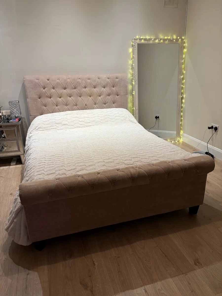 Bed frame - Image 1