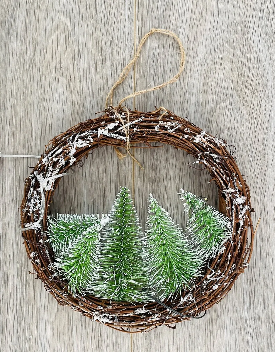 Battery Powered Woodland Tree Light Up Wreath - Image 2