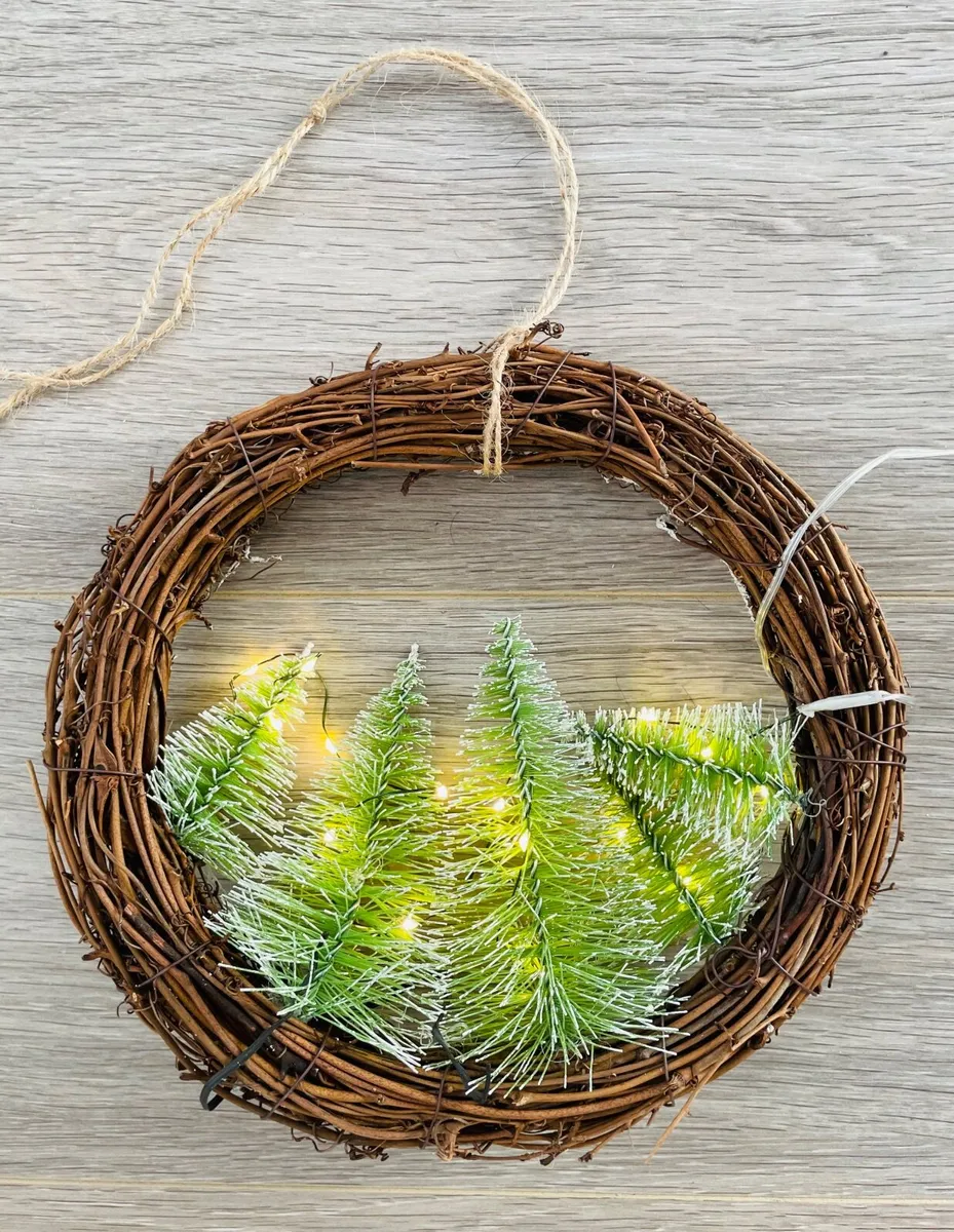Battery Powered Woodland Tree Light Up Wreath - Image 1