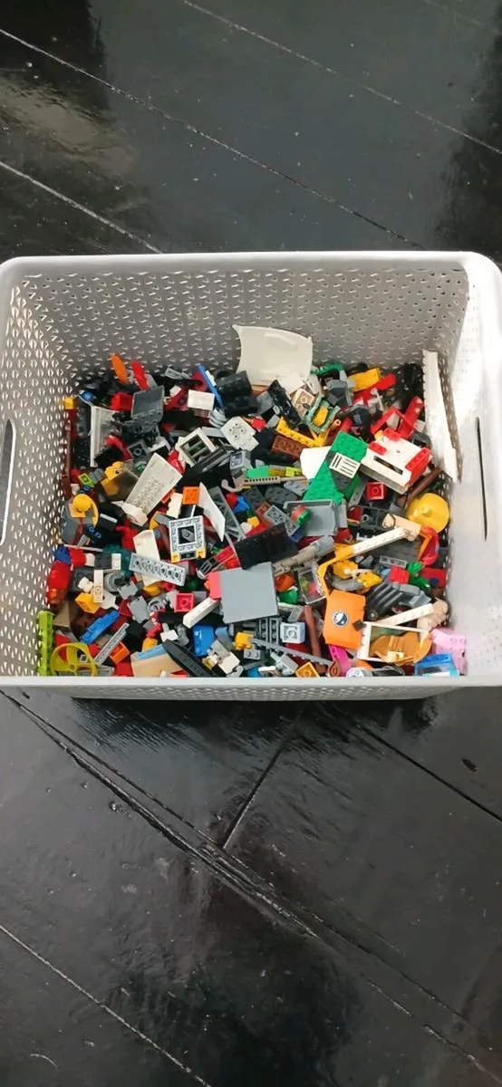 LARGE BOX OF LEGO - Image 1