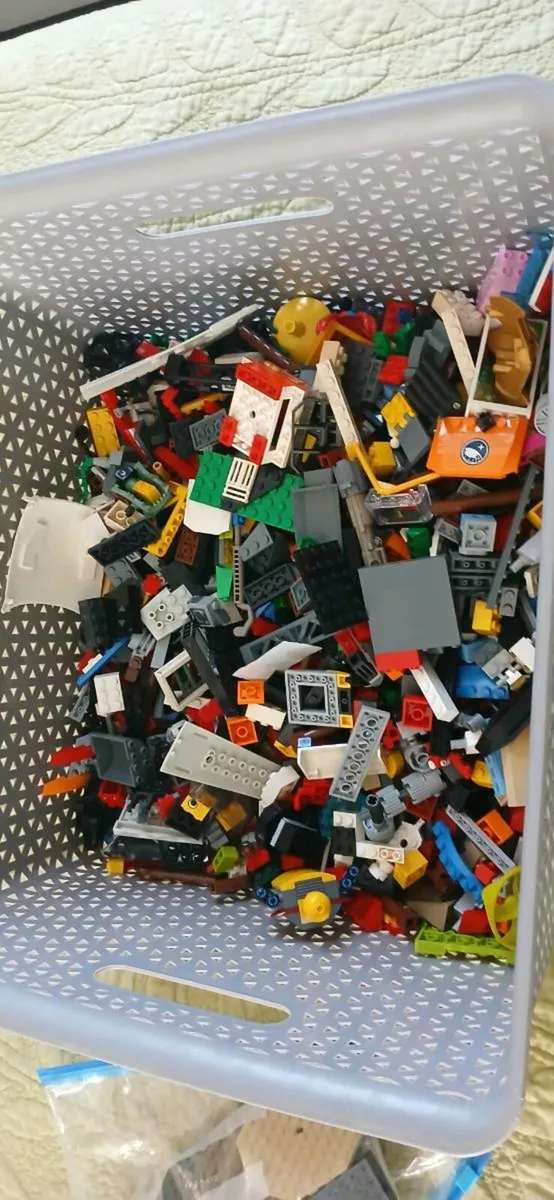 LARGE BOX OF LEGO - Image 4