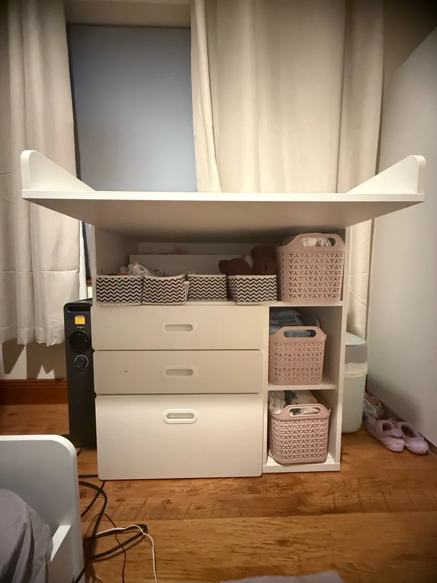 Baby changing table - Image 1