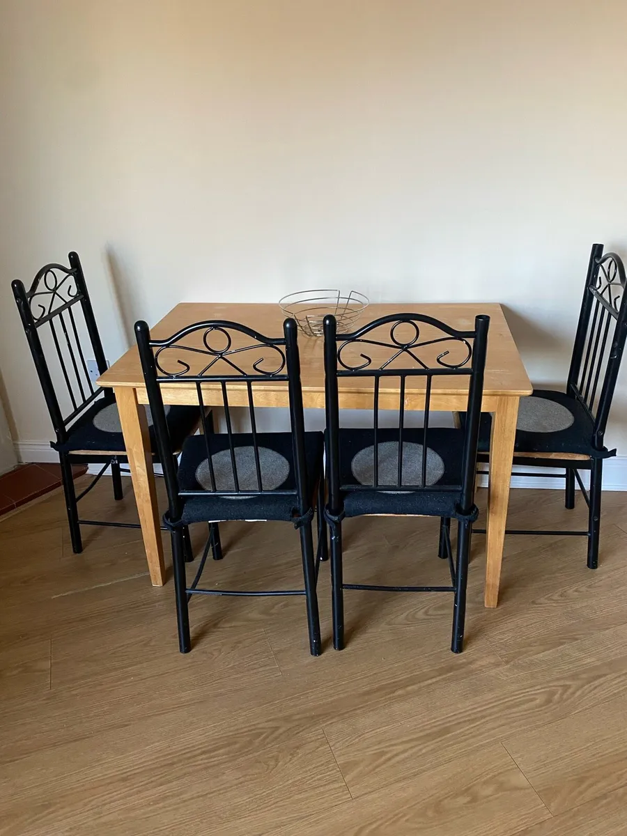 Table and chairs - Image 2