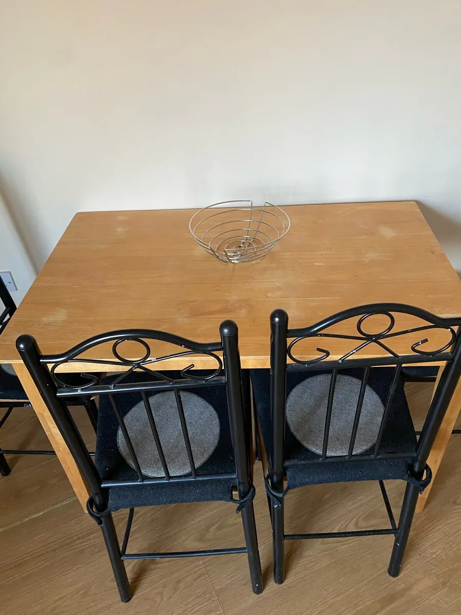 Table and chairs - Image 3