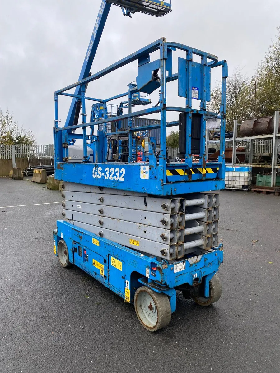 2014 GENIE GS3232 38FT NARROW ELECTRIC SCISSOR - Image 4