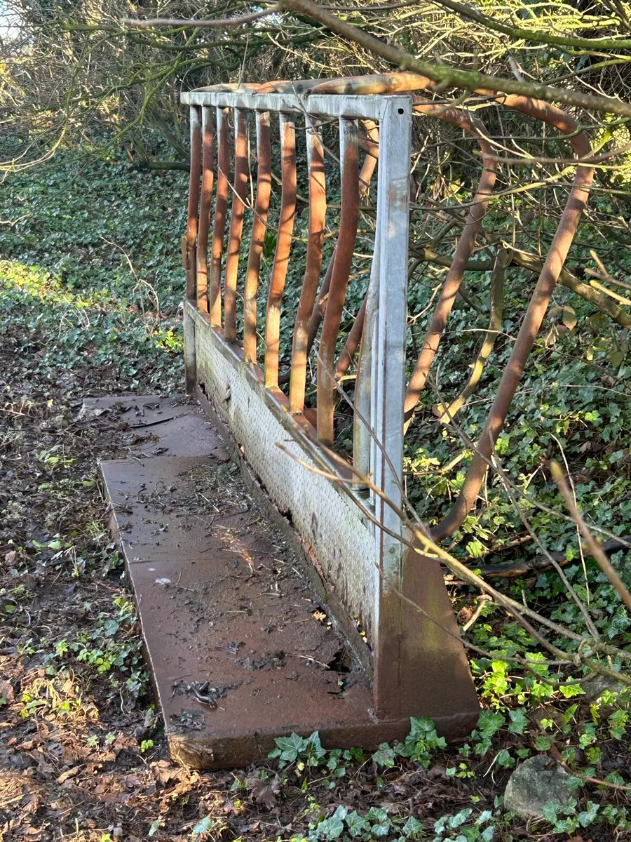 Barriers round feeders troughs - Image 3