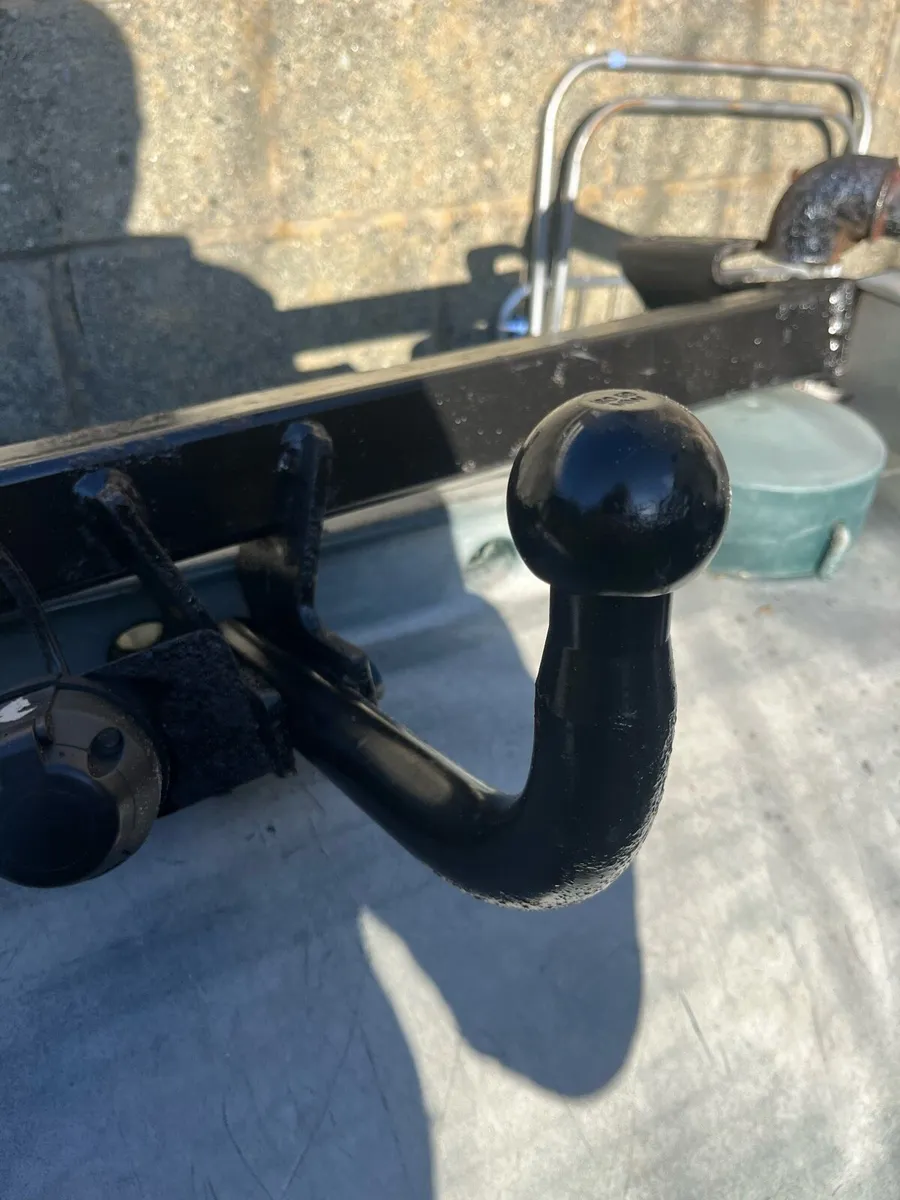 Tow bar & hitch - Image 1