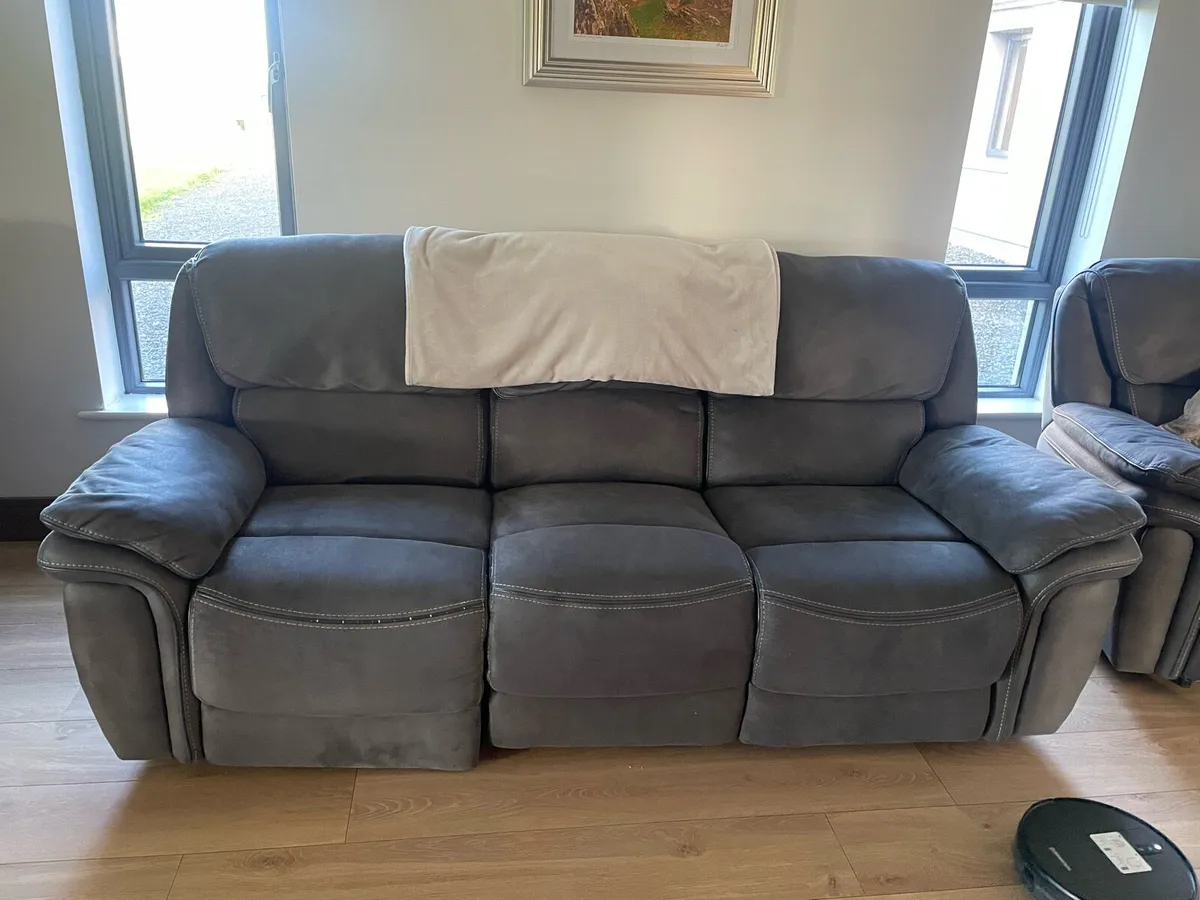 Three piece recliner suite - Image 1