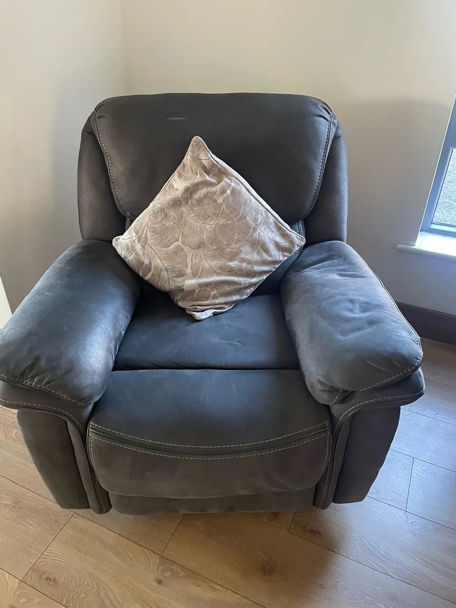 Three piece recliner suite - Image 2