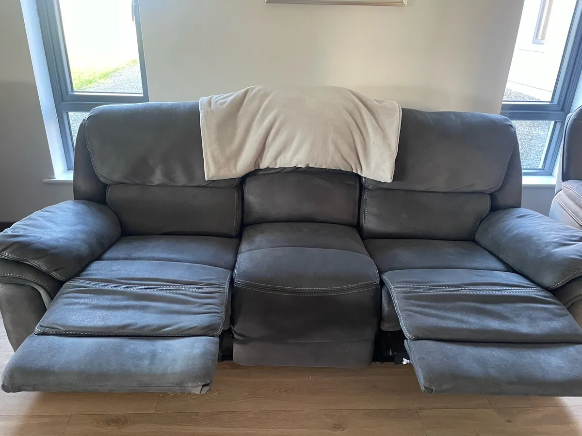 Three piece recliner suite - Image 3