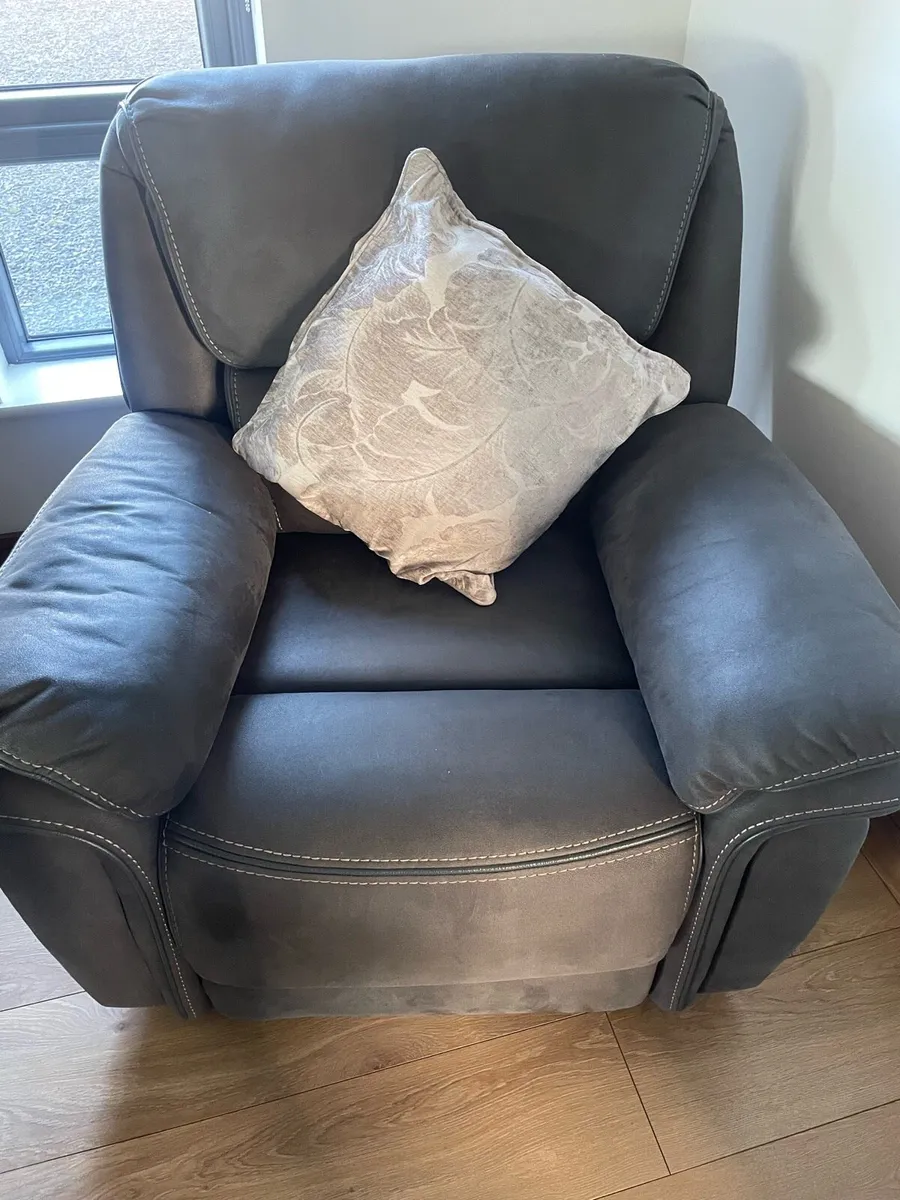 Three piece recliner suite - Image 4