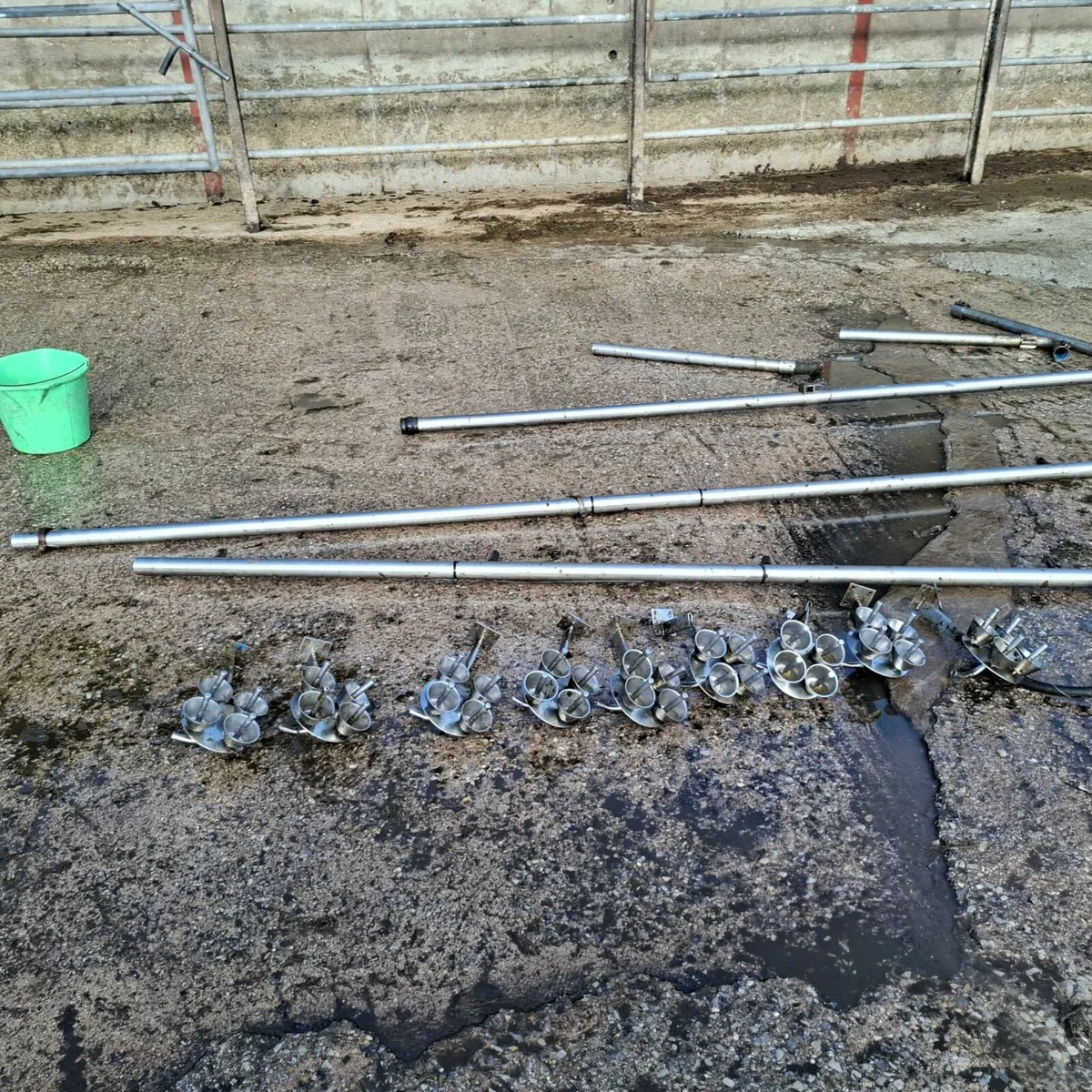 Wash line & cluster holders - Image 1