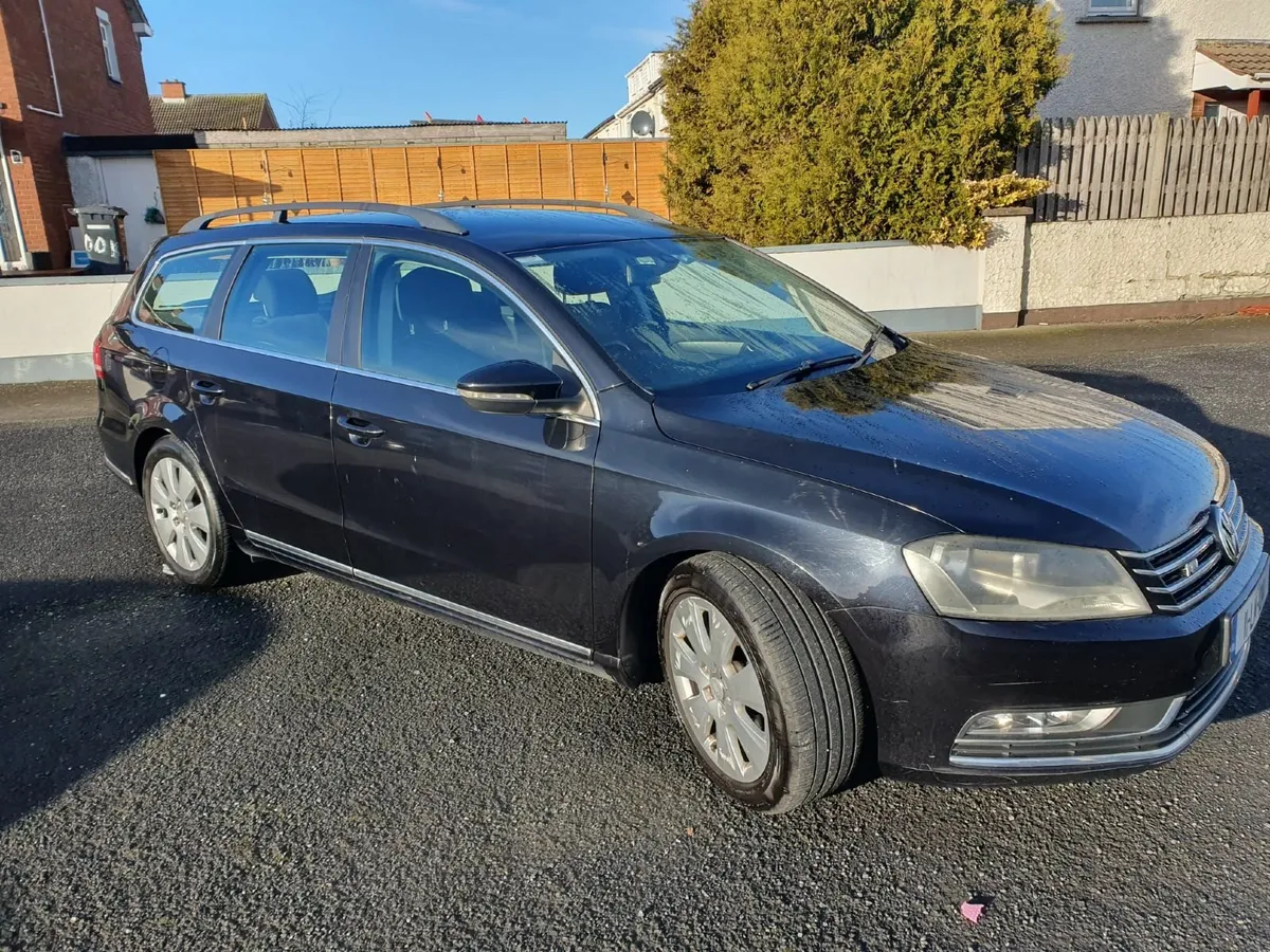 Volkswagen Passat 2011 - Image 2