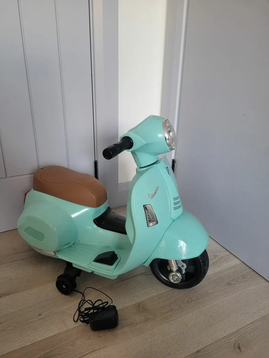 Toy electric Vespa - Image 1