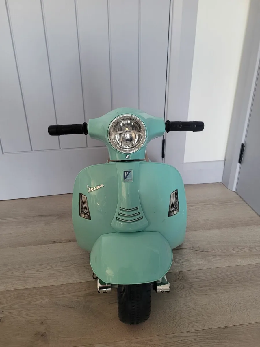 Toy electric Vespa - Image 2