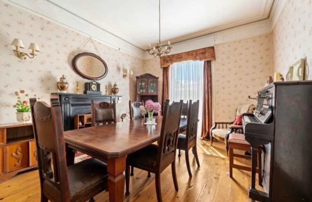 Dining room table and chairs - Image 1