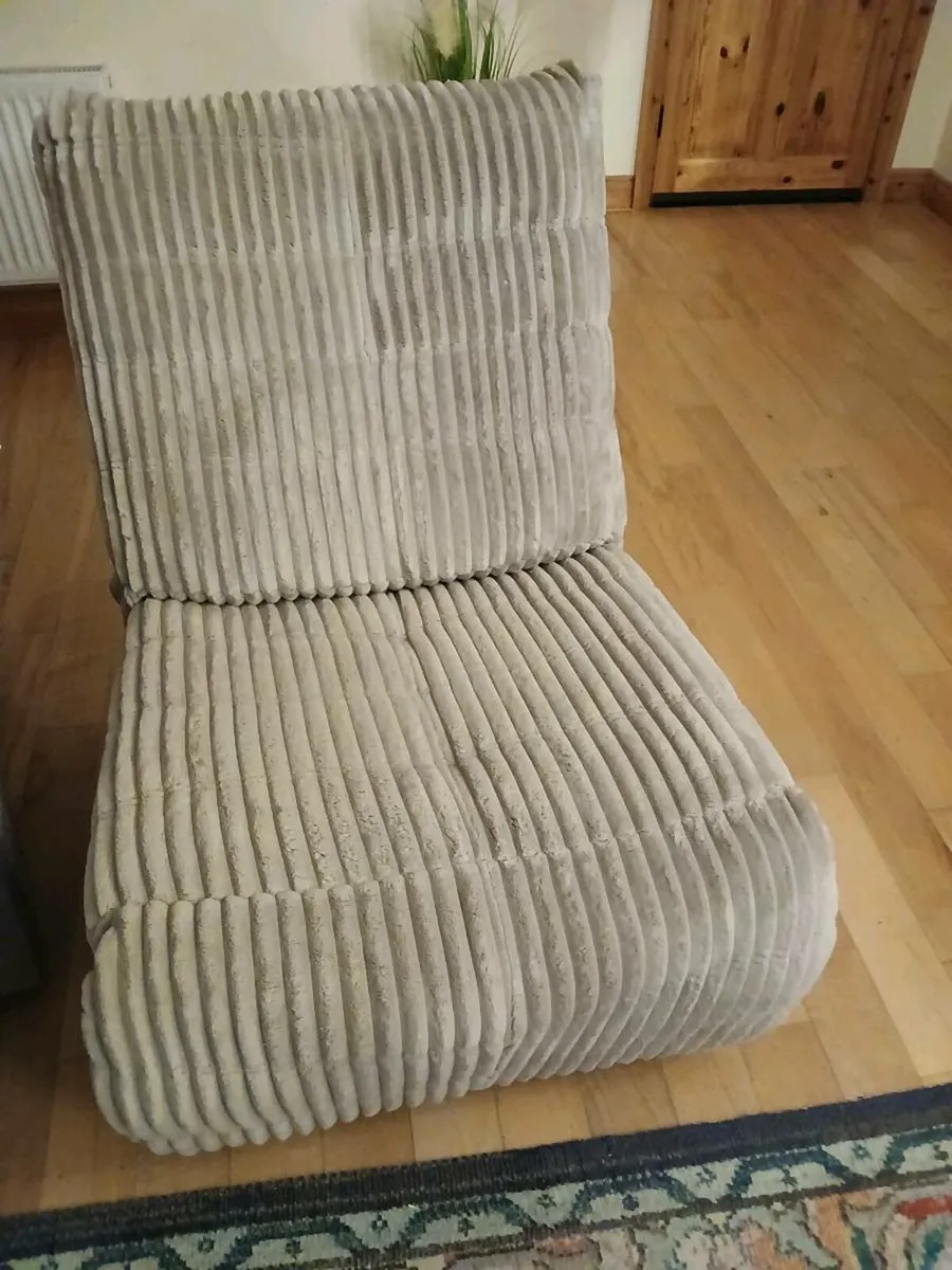 Reclining chair with phone holder - Image 1