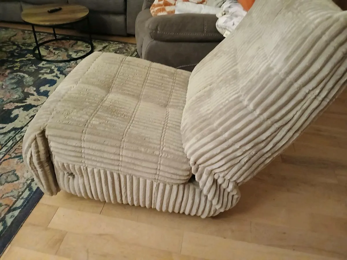 Reclining chair with phone holder - Image 2