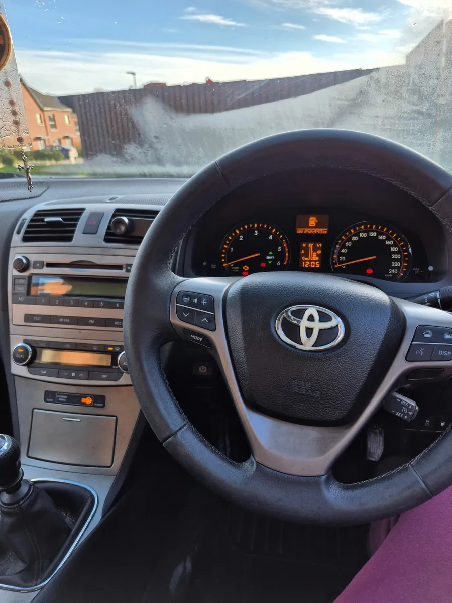 Toyota Avensis 2011 - Image 2