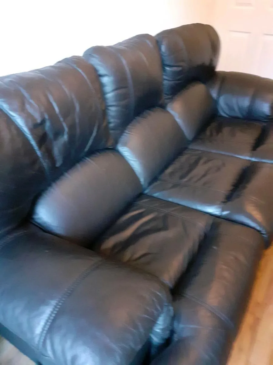 Real Leather Couch Black in couler 150.euro - Image 3