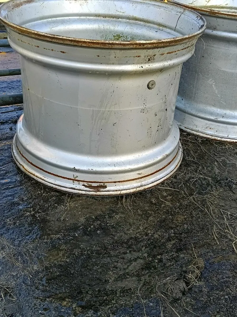 4 trailer rims 22.5 x 16 - Image 2