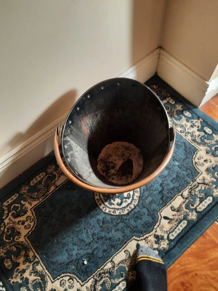 Antique copper bucket - Image 3