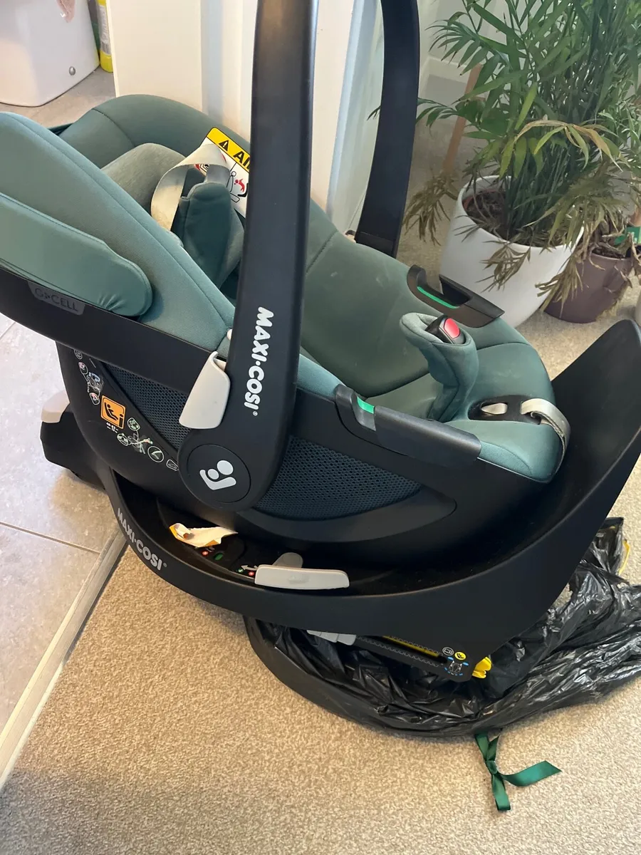 Maxi cosi pebble 360 with base - Image 2