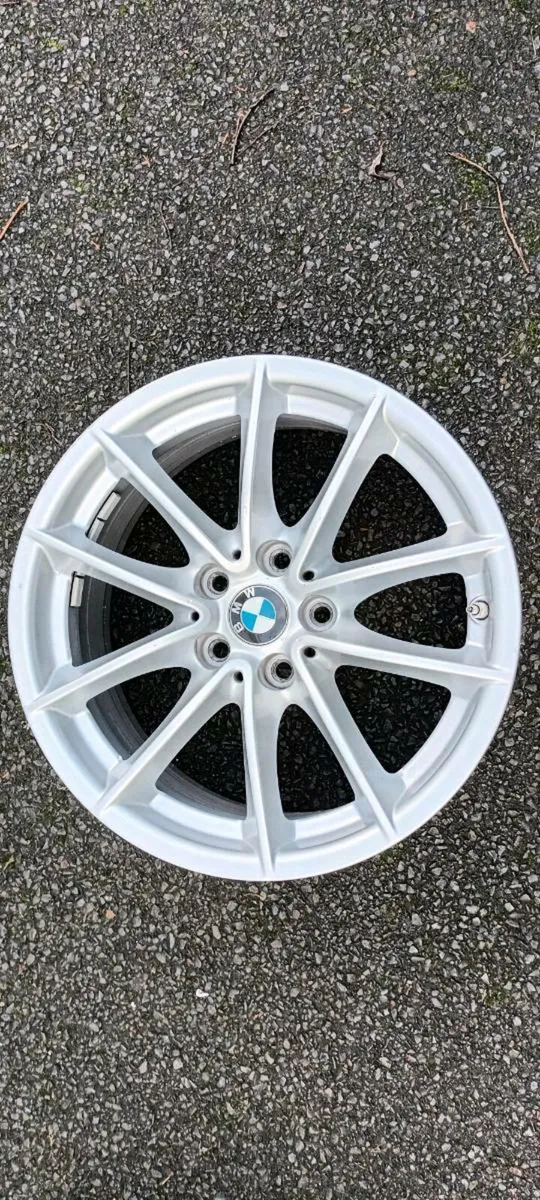 BMW Wheels 17 inch. Almost like New. - Image 2