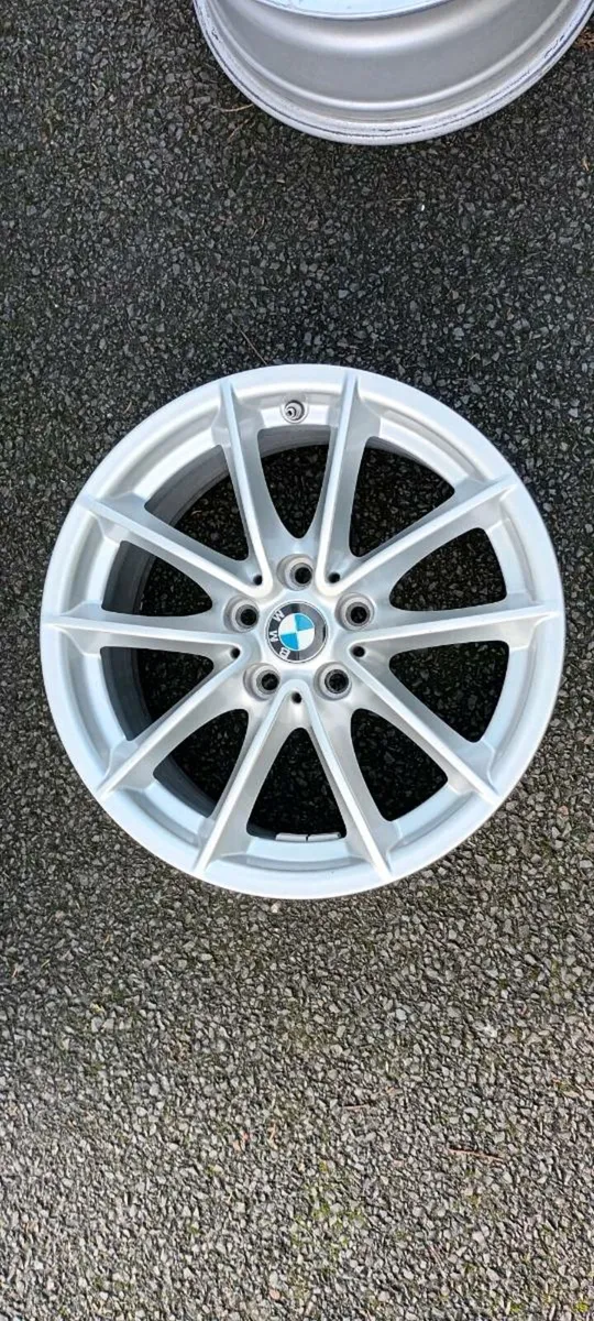 BMW Wheels 17 inch. Almost like New. - Image 3