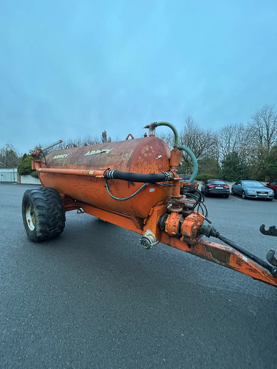 Abbey 1600 tank with rain gun - Image 1