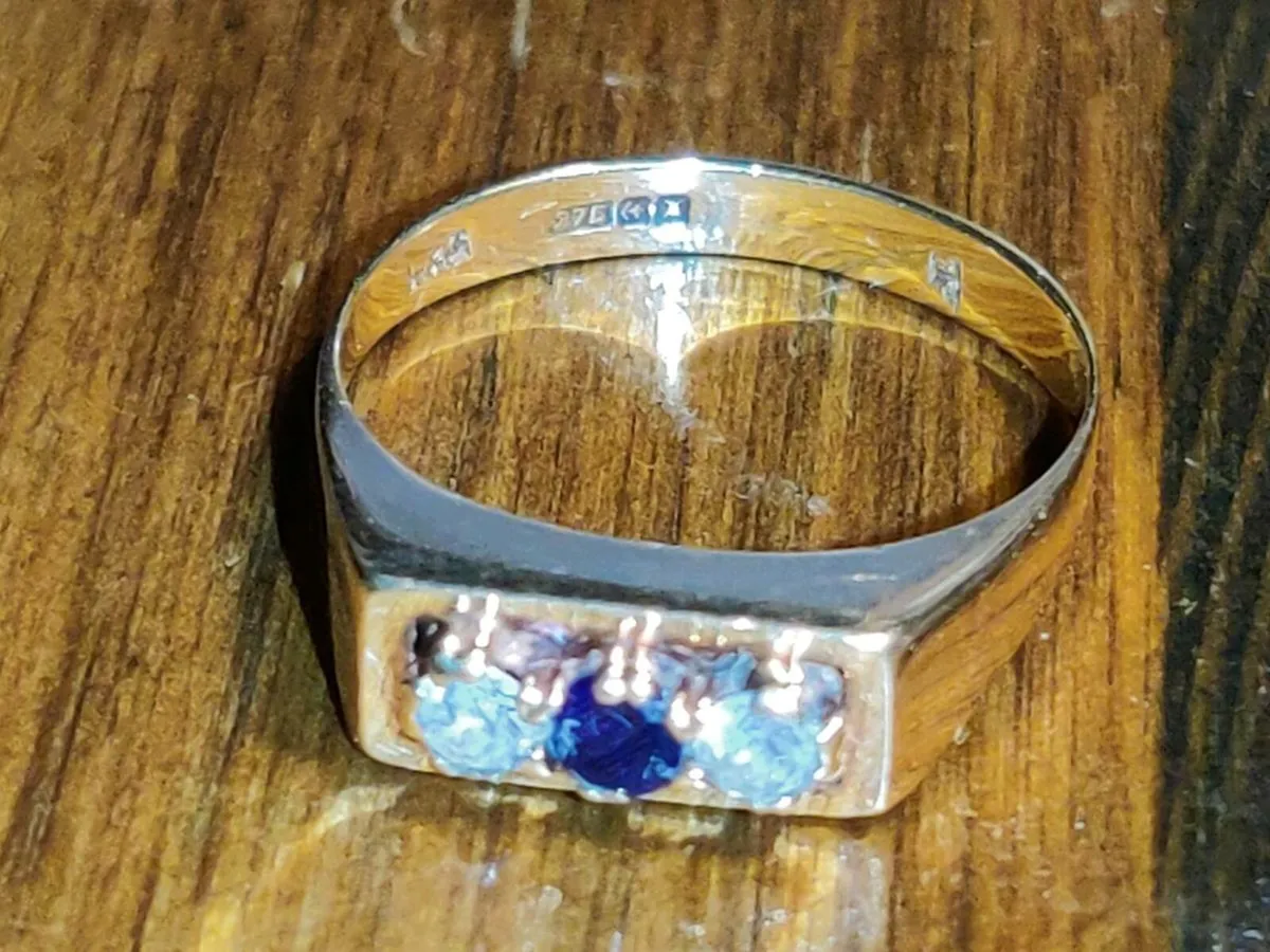 RARE SQUARE SAPPHIRE, 9CT Gold Vintage Signet Ring - Image 1