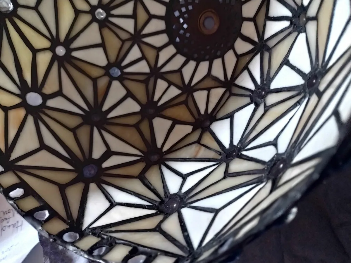Beautiful Tiffany lamp shade - Image 2