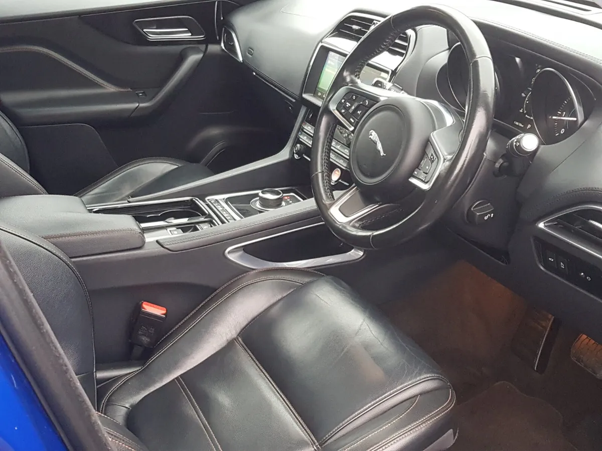 JAGUAR F PACE R SPORT CHEQUERED FLAG EDITION - Image 4